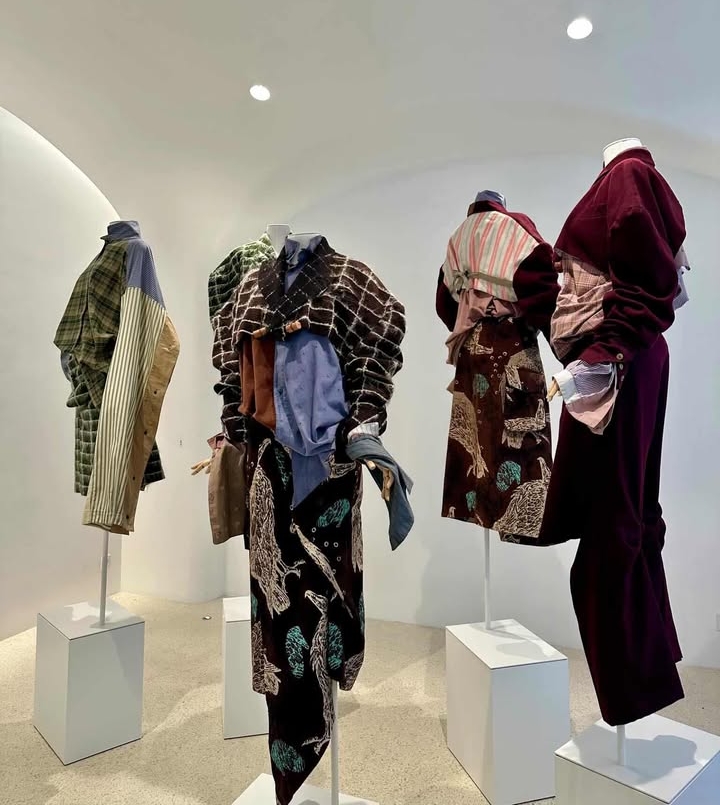 mannequins COFRAD à l'exposition REGARDEROBES : pièces John Galliano