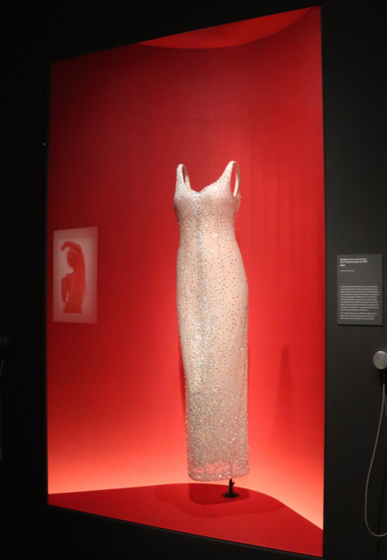 Mannequinage en cours pour l'exposition Marilyn Monroe: mannequins COFRAD découpés sur mesure et mannequinés par Mode et Patrimoine