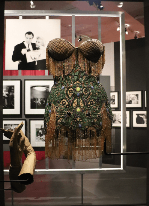 Mannequinage en cours pour l'exposition Marilyn Monroe: mannequins COFRAD découpés sur mesure et mannequinés par Mode et Patrimoine