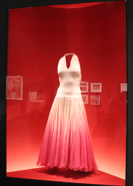 Mannequinage en cours pour l'exposition Marilyn Monroe: mannequins COFRAD découpés sur mesure et mannequinés par Mode et Patrimoine
