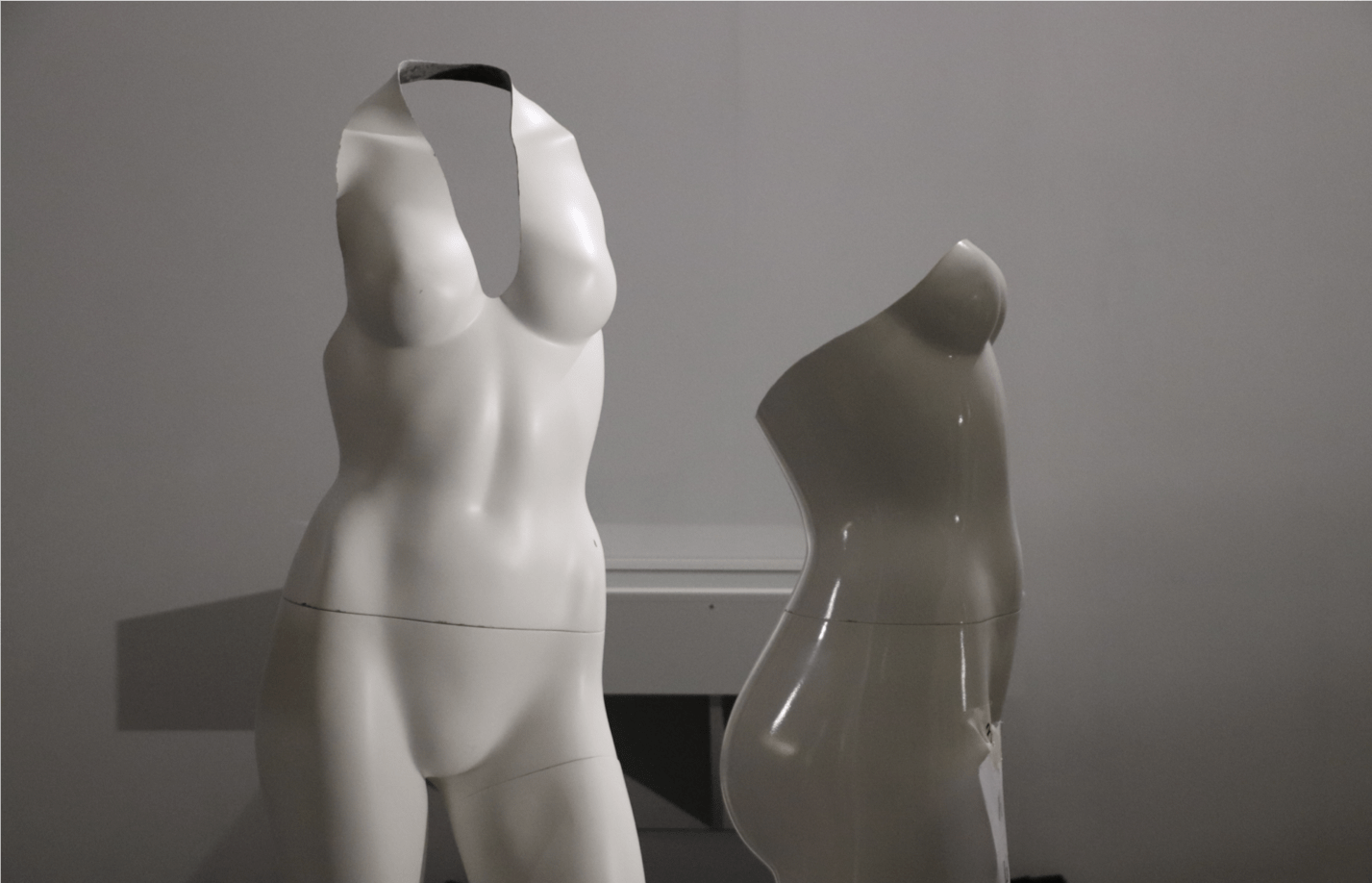 Mannequinage en cours pour l'exposition Marilyn Monroe: mannequins COFRAD découpés sur mesure et mannequinés par Mode et Patrimoine