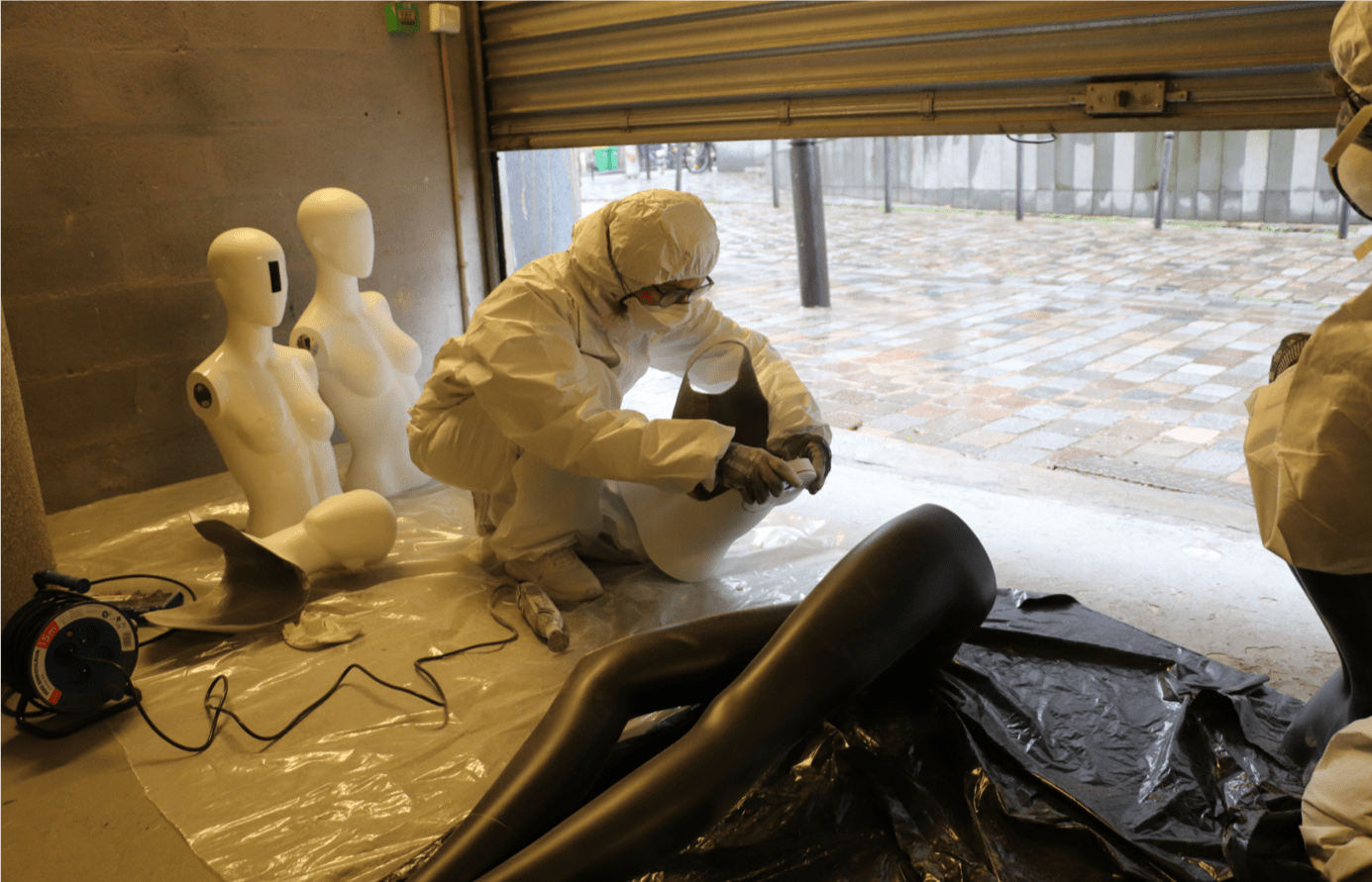 Mannequinage en cours pour l'exposition Marilyn Monroe: mannequins COFRAD découpés sur mesure et mannequinés par Mode et Patrimoine